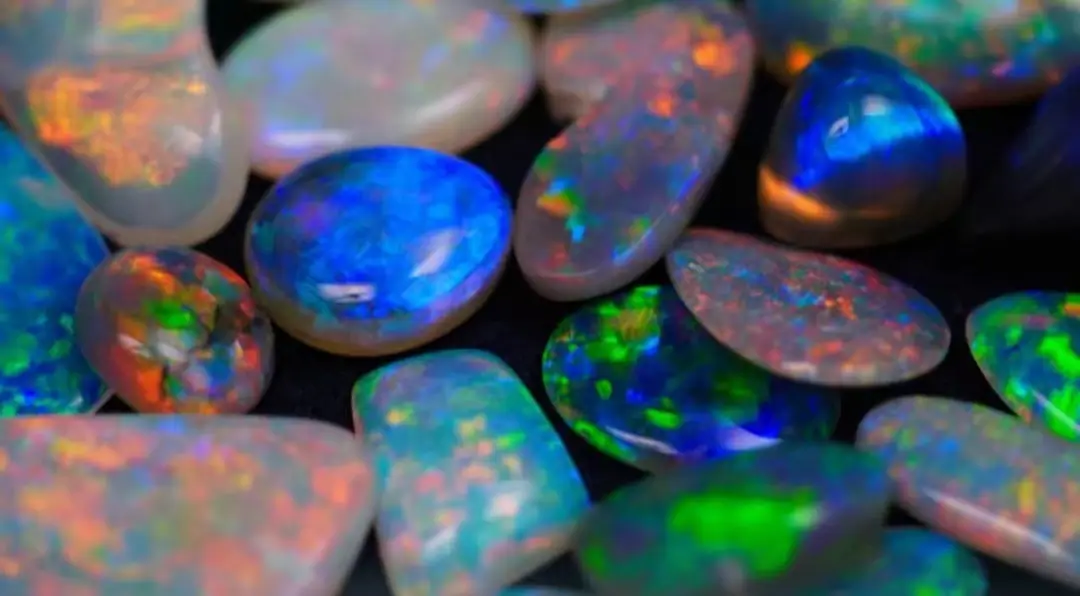 Australian Opal, Opals rings, Black Opal, opals necklace, opal engagement rings, black opal australia, black opal stone, natural opal, opals black